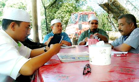 Penduduk Kampung Padang Bual Tuntut Jaminan Keselamatan Dari Kerajaan http://www.buletinonline.net/images/stories/aberita13/KPM%20Pdg%20Bual.jpg